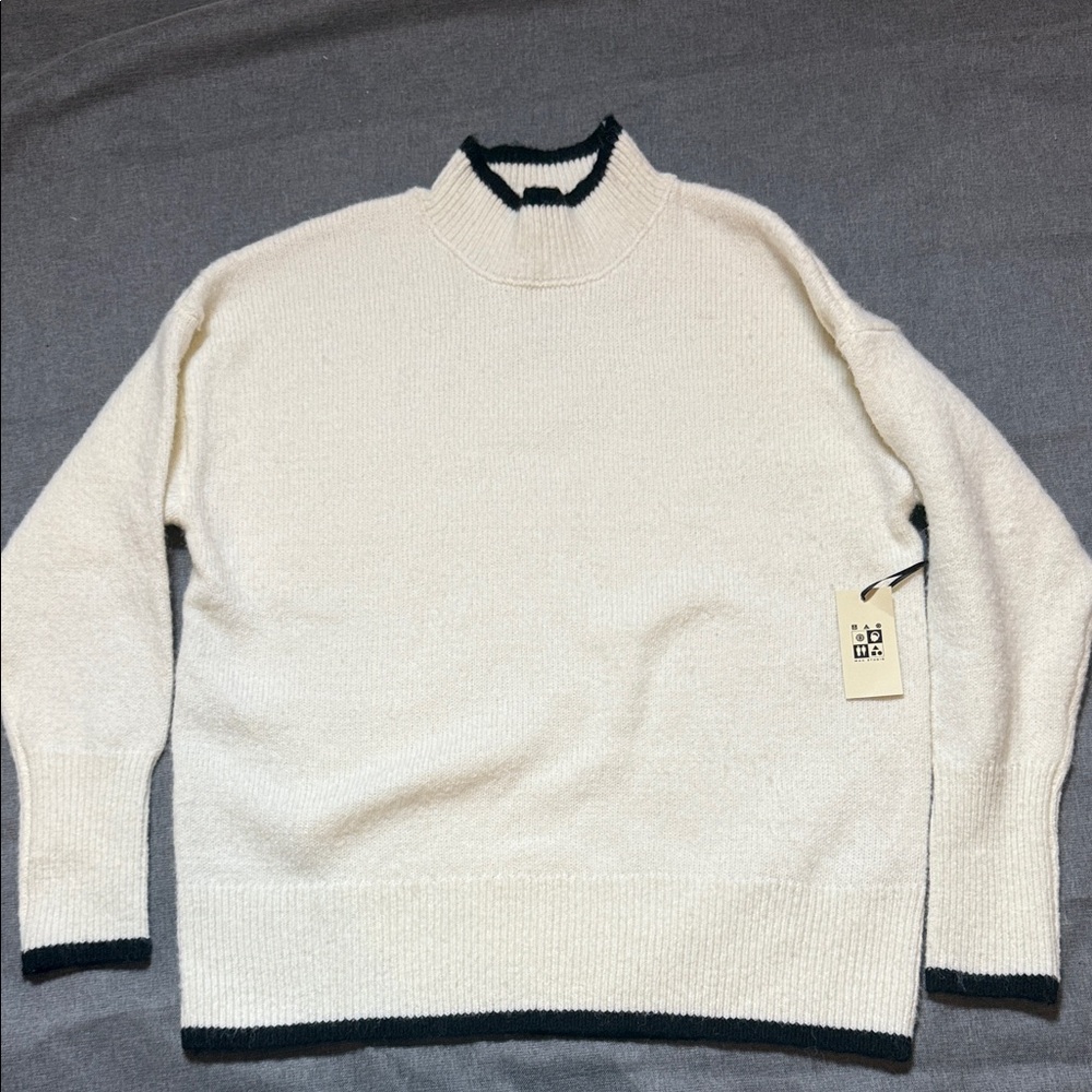 Max Studio Sweater in Cream and Black Medium Ling Sleeve Polyester Blend‎